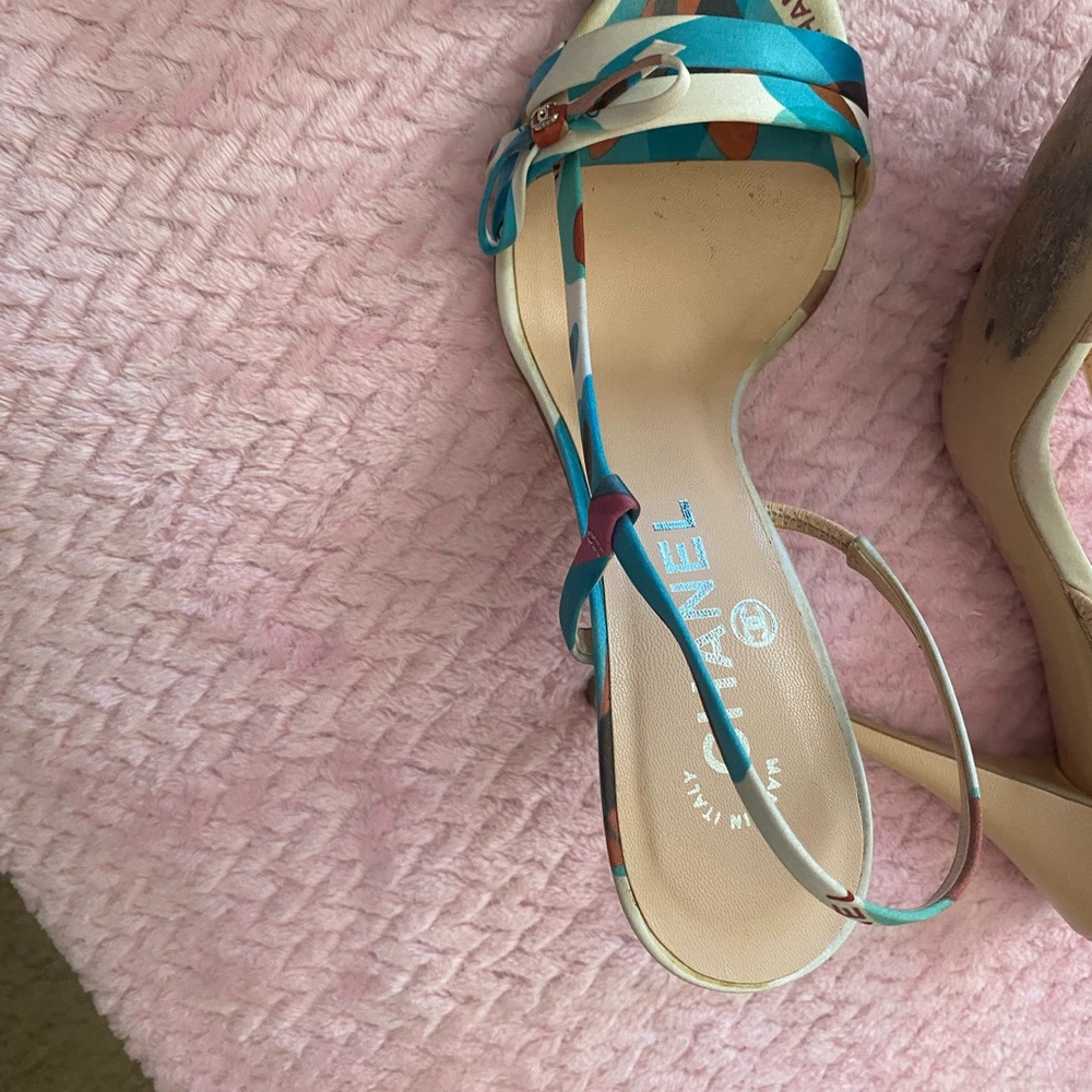 Channel sandals. - Picture 9 of 12